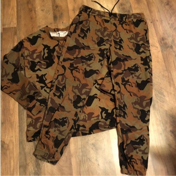 NWOT Sabrina Lauren Camouflaged joggin suit. - Picture 4 of 6